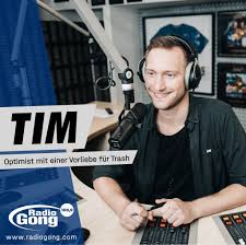 106,9 radio gong würzburg is a broadcast radio station in germany, broadcast in format pop. Radio Gong Wurzburg Der Grosste Gong Moderator Denn Er Ist Wirklich Genau 2 Meter Gross Darin Steckt Aber Einer Der Lustigsten Typen Im Team Ein Fast Profivolleyballer Und Auch Ein Zarter