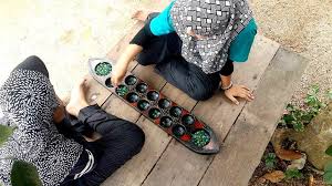 Batu seremban dikenali juga sebagai selambut atau serembat. Cik Seha On Twitter Permainan 1 Batu Seremban Selalunya Orang Main Guna 5 Batu Je Tapi Kadang Kadang Ada Yg Sampai 7 2 Gasing Sebelum Main Mesti Asah Mata Gasing Dulu