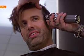 Endlich weg mit der Schmalzlocke: Jay Kahn hat's zum Friseur geschafft