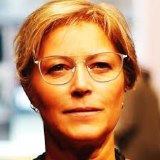 Så tacksam! Och lite stolt idag! Bild 1, klassfoto åk9. Enligt  avslutningsboken som jag skrev i åk9 ville jag bli idrottslärare, bo i  Helsingborg i ett radhus och ha familj. Bild 2,