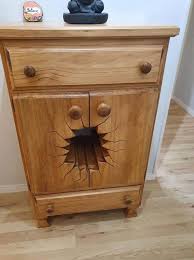 Cet Ebeniste De Genie Cree Des Meubles Qui Donnent L Illusion D Etre Sortis D Un Cartoon En 2020 Meubles Bizarres Mobilier De Salon Meuble Unique