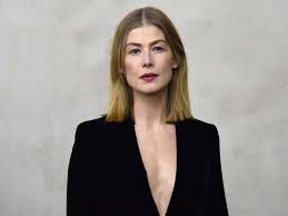Born on january 27, 1979 in london, england, actress rosamund mary elizabeth pike is the only child of a classical violinist mother, caroline (friend), and. Rosamund Pike How Do You Feel When Someone Calls You An English Rose Objectified The Independent The Independent