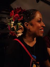 🎥📹📽️🎥📽️📹 “Da mesma forma que vim ao mundo Dei ao mundo outra mulher  Da raiz que vem meu canto, Dei ao canto outra mulher…” 🎶 Luz Divina música  minha com letra do