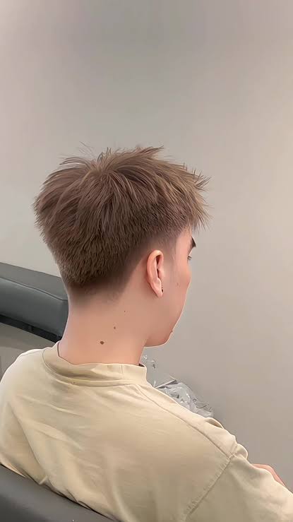 Nổi bật với màu tóc nâu khói