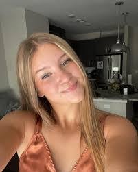 Sarah Sitton's Instagram, Twitter & Facebook