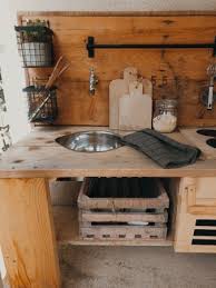 Plan en bois, béton, carrelage ou simplement fait d'un meuble transformé en plan de toilette, les idées déco créatives et pas chères ne manquent pas pour. Une Jolie Cuisine D Ete En Bois A Fabriquer Le Blog Deco De Mlc