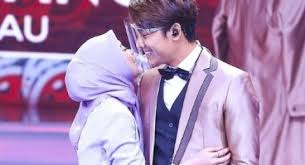 Acara lamaran yang dihelat pada minggu (13/6/2021) sejak siang hingga malam hari itu menyita perhatian masyarakat yang menjadi. Gaya Rizky Billar Dan Lesti Kejora Umumkan Lamaran Dinyinyiri Warganet