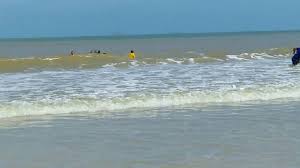 Panduan untuk ke pantai air papan mersing. 4 Sekeluarga Hanyut