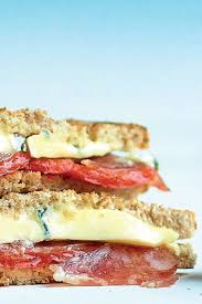 Une Alternative Savoureuse Au Celebre Croque Monsieur Delicieusement Fondant Lunch Croquemonsieur Toastie Voedsel Ideeen Croque Monsieur Gegrilde Paprika