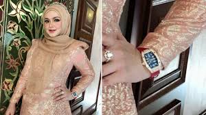 Dari foto di instagram, siti nurhaliza membayangkan bahawa kolam renang ini adalah lokasi kegemarannya untuk sarapan pagi. Jarang Sangat Siti Nurhaliza Ni Flex Kekayaan Dia Tapi Sekali Dia Flex Pakai Jam Tangan Mewah Fans Kata Dah Boleh Beli Sebiji Rumah Media Hiburan