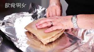 在眾多調味料中 白醋並非家家常備 不過其用途多多 heinz洋白醋就是首選 廣東人醃酸子薑 做白雲豬手及煮甜酸汁 白醋是重要材料 蒸水蛋時 加幾滴白醋入蛋漿內 蒸好的雞蛋又滑又結實 在溫水中加入白醋浸衣服 可去黃垢 去除 chinese roast pork chinese cake