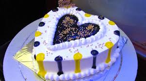 This creative cake decorating idea is elegant and impressive and looks beautiful on a tiered cake. Anniversary Cake Easy Heart Shaped Cake Decoration Eggless In Hindi Youtube