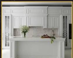 تصویر کابینت نئوکلاسیک سفید با جزیره چوبی آیلکس چوب