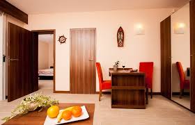 Este compusa din 8 apartamente ( 4 la parter si 4 la etaj), cu living, dormitor, baie, bucatarie utilata si terasa. Vila 8 Neptun Romania