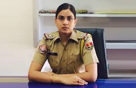 If you are the kind of woman who likes to classic and timeless trends instead of going for the latest trend, this classic uniform length is the perfect look for you. Indian Army Women Haircut Novocom Top