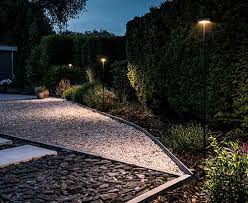 Auf wegen, sollten sie auf strombetriebene leuchten setzen. Indirekte Gartenbeleuchtung Mit Kupfer Spiessleuchten