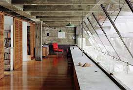 Paulo mendes da rocha constrói a casa pensando em seus filhos, preocupado com o aproveitamento lúdico dos espaços pelas crianças. Facebook