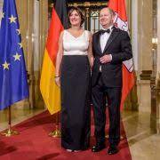 Nach seiner erfolgreichen kandidatur für das amt des bürgermeisters 2009 war eine berufung der eigenen frau ins kabinett ausgeschlossen. Olaf Scholz Privat Mehr Als 30 Jahre Verheiratet So Tickt Der Spd Kanzlerkandidat News De