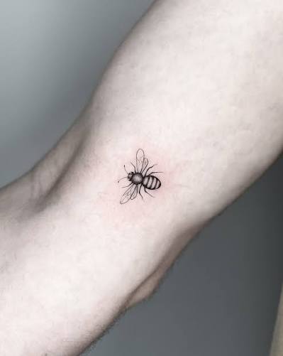 Manchester worker bee for Matt. Thank you for your trust @matt1leonard. Tattoo done at @ohsofinetattoo . . . To book your tattoo please fill in the form on my Bio. . . . #