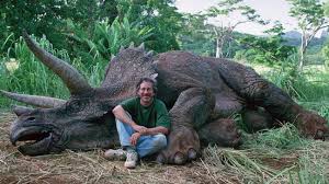 Los safaris son actividades opcionales y adicionales a la entrada general. Indignacion Por Foto De Steven Spielberg Posando Con Dinosaurio Muerto Cooperativa Cl