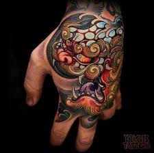 Black And Grey Foo Dog Hand Tattoo Foo Dog Tattoo Hand Hand Tattoos Yushitattoo Yushitattoo Ink Orientaltattoo Awesome Japanese Hand Tattoos Tattoos Dragon Hand Tattoo