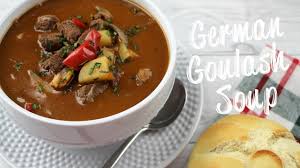 Ricoprite lo spezzatino con il brodo e continuate la cottura al coperto a fiamma bassa. Ricetta Del Gulash Tedesco