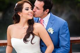 This collection of images from awkward family photos show newlyweds seemingly kissing anyone but their spouse and holding poses they may want to forget in you may now kiss the horse, the best man or your mother: Paty Daniel Wedding Planners En Cancun Y La Riviera Maya