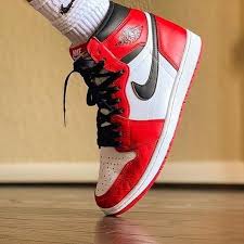 Air Jordan 1 High Chicago 555088 101 In 2020 Nike Shoes Women Fashion Nike Fashion Shoes Nike Shoes Women