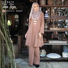 Walau bagaimanapun, corak sulam kerawang ini juga sesuai untuk dihasilkan pada baju kebaya labuh, baju kebaya tradisional, kebaya nyonya mahupun baju kebaya muslim. Baju Kebaya Labuh Berselendang