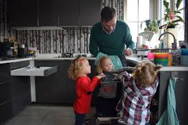 Een huis vol is een nederlandse serie waarin grote gezinnen worden gevolgd. Hoe Is Het Nu Met Familie Adema Van Een Huis Vol Indebuurt Deventer