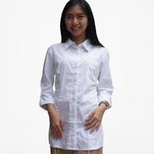 Semakin fashionable, begini 7 cara mix and match pakaian motifmu untuk kamu yang berhijab, sepertinya kemeja putih wajib dimiliki sebagai fashion item yang versatile. Pin Oleh Anggira Pramusta Di Kemeja Putih Di 2021 Kemeja Wanita Kemeja Putih Kemeja