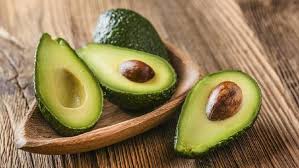 Tidak susah payah mengupas kulitnya, namun anda hanya perlu memotong bagian tengahnya secara melingkar, setelah itu putar dan tarik, maka bagian biji serta dagingnya akan terpisah. 4 Cara Simpan Buah Alpukat Yang Sudah Terbuka Sederhana Banget Bun