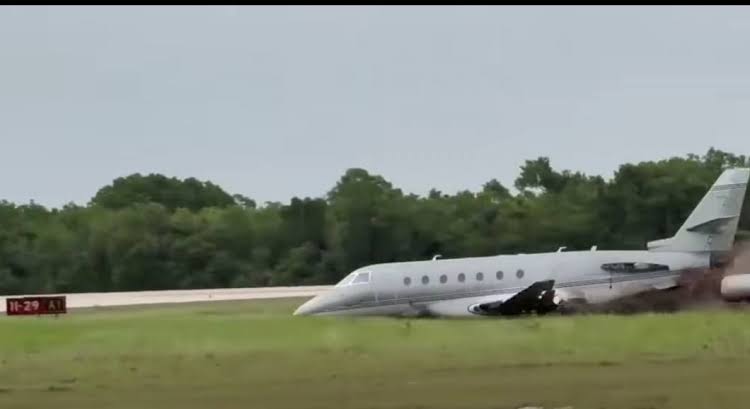 El piloto y el copiloto de un avión ejecutivo Gulfstream G200 fallecieron este domingo tras un accidente ocurrido en el Aeropuerto Internacional de La Romana, en República Dominicana. . De acuerdo con