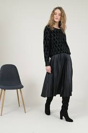 Jupe longue plissée à la matière très tendance. Jupes Molly Bracken E Shop