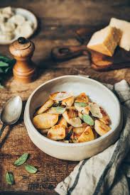 Gnocchis De Chou Fleur Et Beurre De Sauge Meg Cook En 2020 Cuisson Des Aliments Gnocchis Chou Fleur