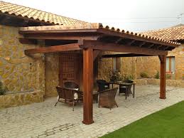 > porches de madera, pérgolas de madera y cenadores de madera > porches de madera rústicos porches de madera rústicos este modelo de porche, tiene un diseño basado en líneas rústicas, con dibujos curvos, tipo pecho paloma, en cabrios y ménsulas, con pilares y postes gruesos y peanas de piedra, haciendo que tenga una apariencia rústica y. Pin Op Portales