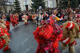 Figurinele de ceramica sau din lemn pictat ii reprezinta pe pruncul iisus, fecioara maria si sfantul iosif, alaturi de cei trei magi. Concerte De Colinde Datini Si Obiceiuri De IarnÄƒ Cotidianul Crai Nou