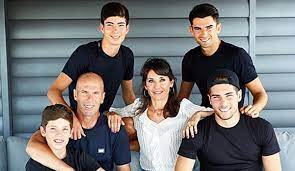 Zinedine zidane et enzo zidane. Zinedine Zidane Was Machen Eigentlich Seine Sohne Enzo Luca Theo Und Elyaz
