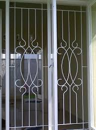 View seperti inilah yang akan memberikan kepuasan tersendiri bagi siapa saja yang melihatnya. Teralis Jendela Aluminium Kumpulan Model Rumah Minimalis