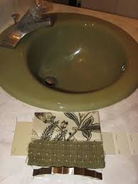 what color walls for this avocado bathroom?