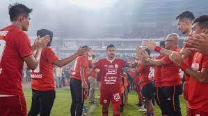 Pidato bambang pamungkas saat pensiun, tak menangis tapi hati berdarah. Terungkap Ini Alasan Bambang Pamungkas Pensiun Dari Sepak Bola