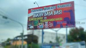 Spanduk poster merupakan bentuk komunikasi. Perbedaan Antara Spanduk Banner Billboard Baliho Poster Brosur Shop Sign Branding Dan Neon Box Riza Corel