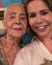 Un día como hoy hace 81 años nació la mujer más importante de mi vida mi  madre Gloria Cobos. Mis hermanos Pilar, David, Felipe y yo no dejamos de  dar gracias a