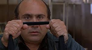 SCHMEISS DIE MAMA AUS DE