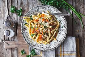 Tale confusione o sovrapposizione lessicale va sostanzialmente attribuita alla più antica origine e al più vasto e generico significato del vocabolo maccheroni rispetto a quello più ristretto che ha assunto progressivamente negli ultimi due secoli con l'avvento di una terminologia specifica per ogni tipo di pasta e la nascita di nomi come spaghetti o tagliatelle. Maccheroni Al Ferretto Con Sugo All Ortolana Pastaio Maffei Ricette