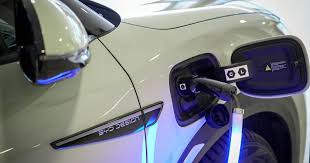 Photo BYD promet une recharge qui dure le temps d'un plein d'essence