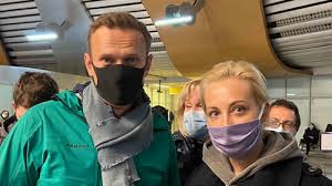 «задержание гражданина навального проводилось на основании вынесенного 29 декабря 2020 года постановления начальника уфсин по москве, в соответствии с которым осужденный был объявлен в розыск за систематические нарушения условий испытательного срока с. Eeljhr Mmepfmm