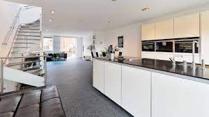 Ze kreeg bij het grote publiek vooral naamsbekendheid door haar deelname aan diverse televisieprogramma's zoals de gouden kooi en echte meisjes in de jungle. Dit Huis Heeft Afrojack Voor Zijn Ex Amanda En Dochtertje Vegas Gekocht Zie Foto S Bekende Buren