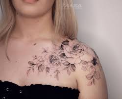 Tatuagem Feminina No Ombro Tattoos Floral Tattoo Sleeve Floral Tattoo Conheca aqui os principais e mais incriveis significados da tatuagem de flor e inspire se com lindas ideias e desenhos tanto femininas quan. tatuagem feminina no ombro tattoos
