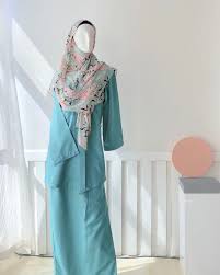 Tudung satin biru gelap dan kelabu. Tips Mix Match Bila Pakai Tudung Warna Hijau Tuliphijab